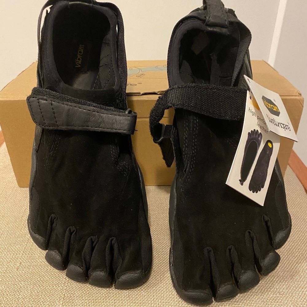 New w/o tag Women’s VIBRAM FIVE FINGERS KSO TREK Shoes—black leather—Size 41